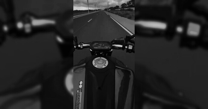 Motorda müzik dinliyor musun?