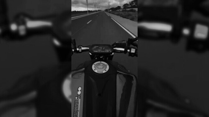 Motorda müzik dinliyor musun?