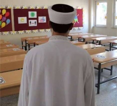 İstanbul Valiliği okullara mescit zorunluluğu getirdi, size de şeriat mı geliyor hissi verdi mi?
