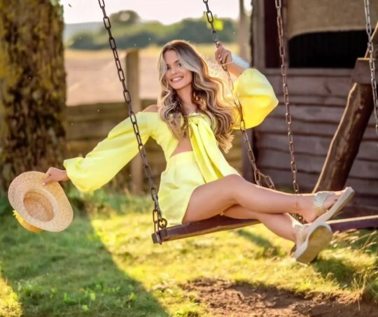 Yanındayken zamanı unuttuğun biri var mı💛?