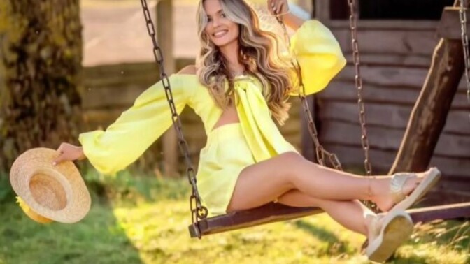 Yanındayken zamanı unuttuğun biri var mı💛?