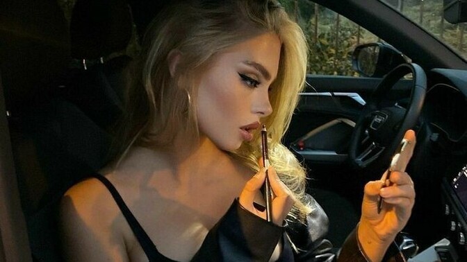 Arabada makyaj yapmak gerçekten çekicilik ve özgüven kazandırıyor mu?