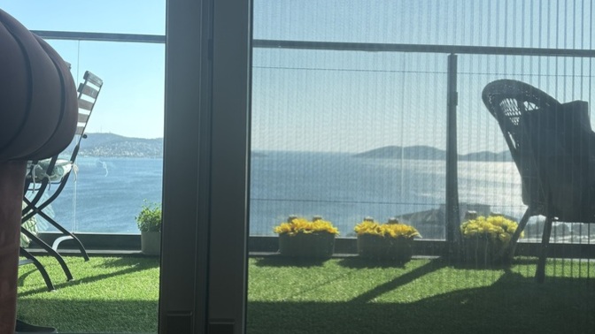 Arkadaşlar sizce temizlikçi bu camları silebilir mi silmeli mi 4200 TL ödüyorum?