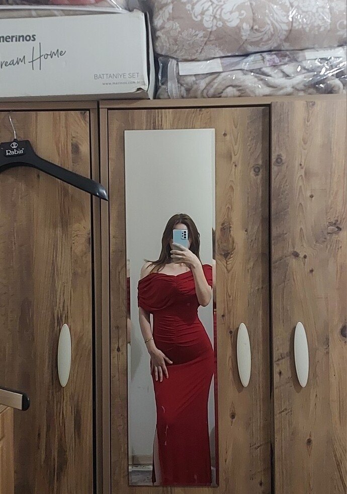 Elbise güzel mi acaba arkadaşın nişanı için?