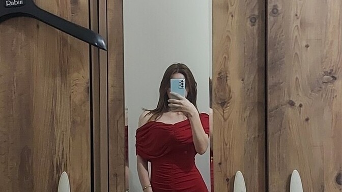 Elbise güzel mi acaba arkadaşın nişanı için?