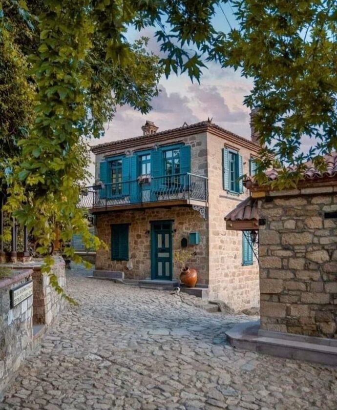 Herşeyi herkesi ardınızda bırakıp bilmediğiniz bir şehirde ya da köyde ev alıp yaşar mıydınız?