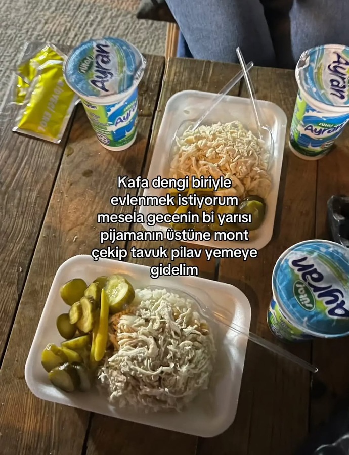 Gecenin bir yarısı sevdiğin kişiyle tavuklu pilav yemeye gider misin?