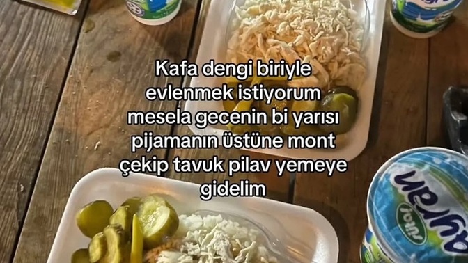 Gecenin bir yarısı sevdiğin kişiyle tavuklu pilav yemeye gider misin?