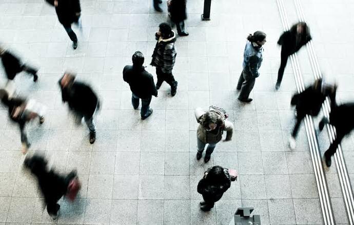 Sizi yönetenlerin bireyselliğiniz için çaba sarfediyor gibi görünüp sizi toplumlaştırma çabaları hakkında ne düşünüyorsunu?