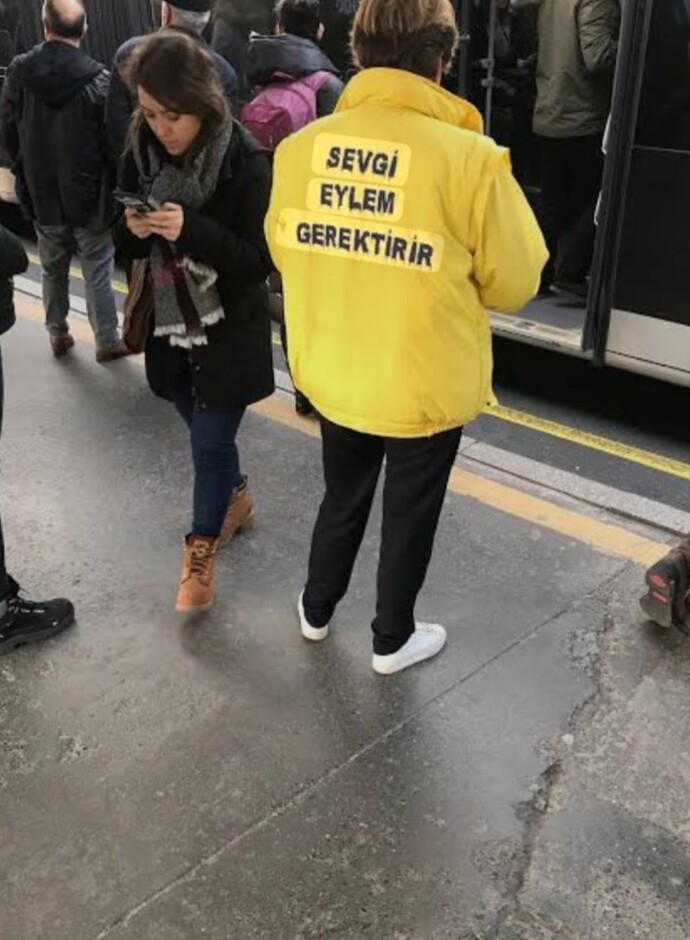 Birine seni seviyorum demeden onu sevdiğini nasıl gösterirsin?