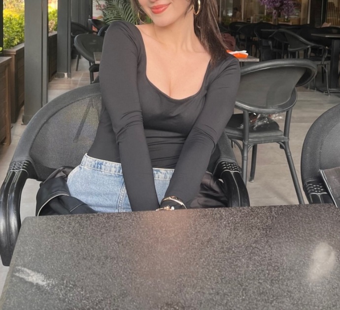 burada dekoltesi fazla mı duruyo ve baliketli miyim normal mi?