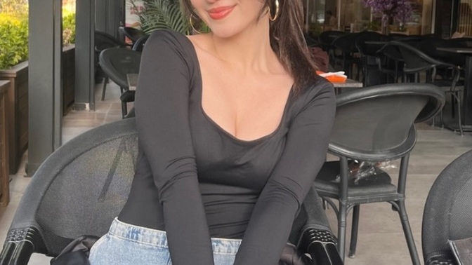 burada dekoltesi fazla mı duruyo ve baliketli miyim normal mi?