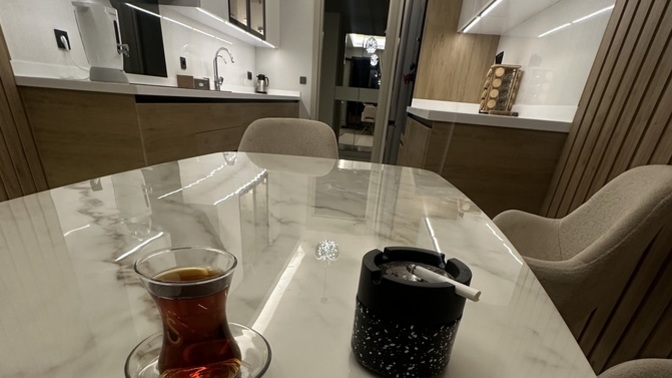 Gece bu saatte hâlâ çay sigara keyfi yapan var mı, yalnız mıyım?