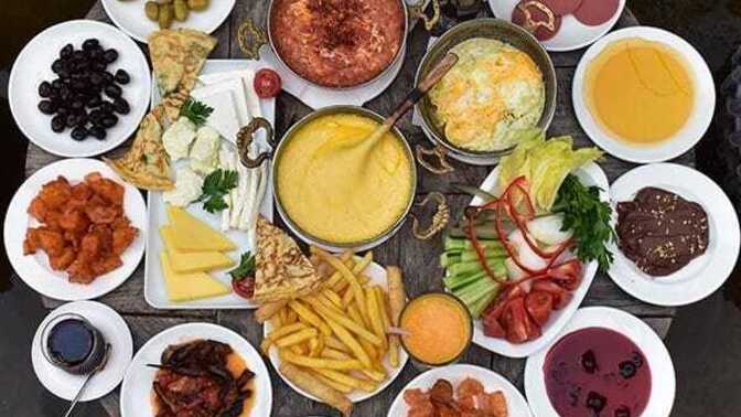 Sizce kahvaltı gerçekten şart mı, yoksa yürüyüş sonrası mı daha keyifli oluyor?