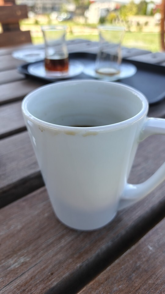 Kahve içerken oluşan şu lekelere bir tek ben mi kıl oluyorum?