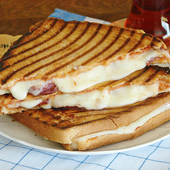Sabahın en erken saatlerinde bol kaşarlı sucuklu tost mutluluk değil de nedir?