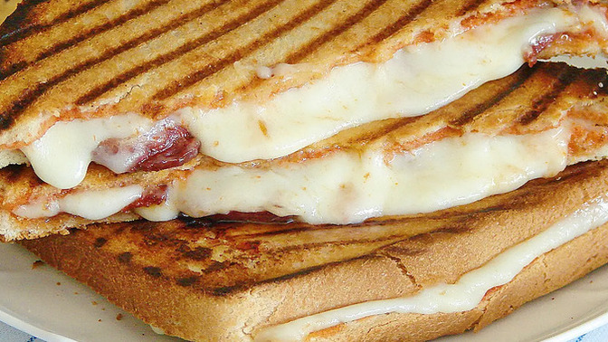 Sabahın en erken saatlerinde bol kaşarlı sucuklu tost mutluluk değil de nedir?