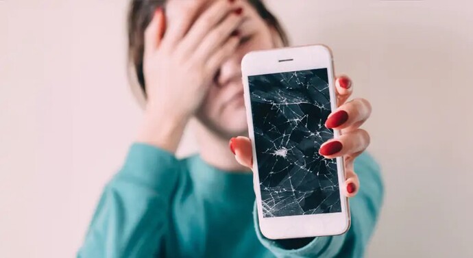 Arkadaş telefonunuzu yanlışlıkla kırsa ne yaparsınız, özür mü yeter yoksa parasını mı ödemeli?
