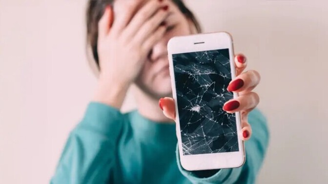 Arkadaş telefonunuzu yanlışlıkla kırsa ne yaparsınız, özür mü yeter yoksa parasını mı ödemeli?