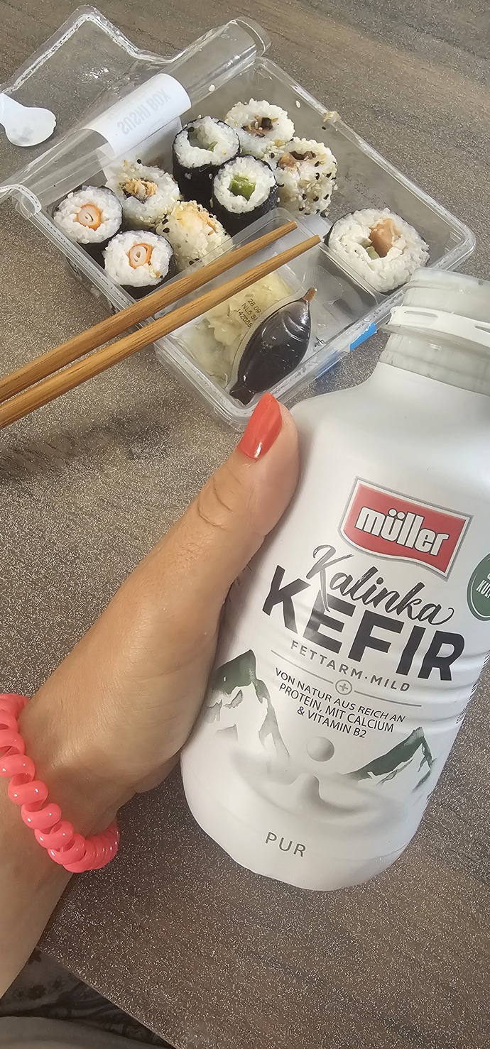 Sushi yanında kefir içilir mi arkdaşlar 🍣🥢🥛, yoksa zehirlenir miyim 🙄?