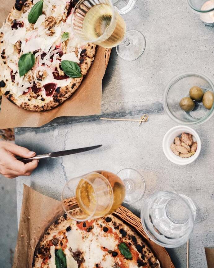 Ben pizzayı severim, dışarıda bir şey yiyeceksem çabucak genelde tercihim pizzadır, sizde ne?