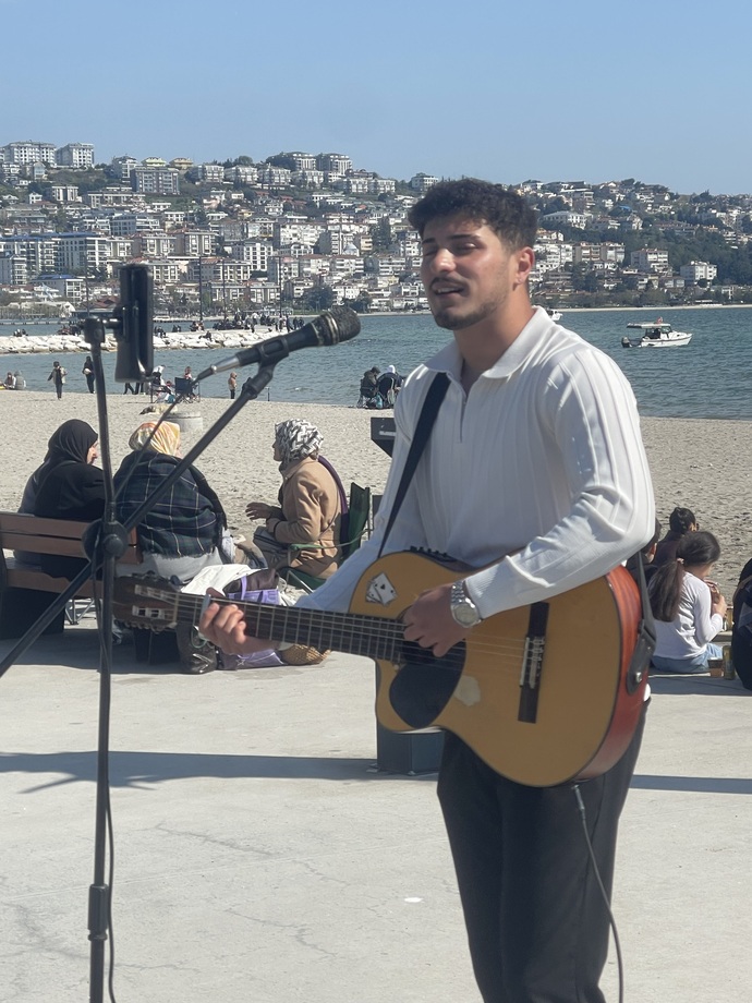 Sokak müzisyenleri sizce sokak kültürünü mü zenginleştiriyor yoksa sadece gürültü mü oluyor?