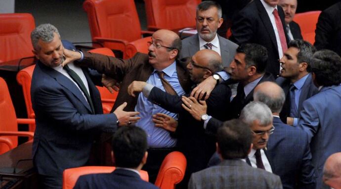 Türk erkeklerinin siyaseten iyi olduğumuz ülkelerin kızlarına yazma taktiği hakkında ne düşünüyorsunuz?