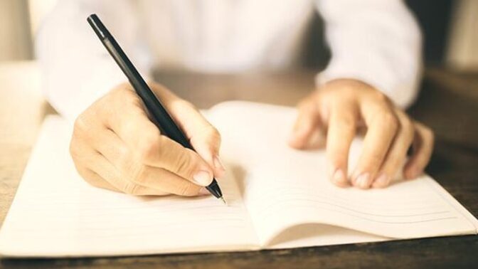Bir hukukçu mu yoksa yılların deneyimi bir edebiyat öğretmeni mi daha iyi akademik kompozisyon yazar?