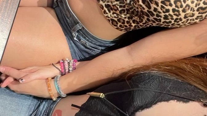 Sevgilinizin fotoğraftaki şortlu kombinle gece dışarı çıkmasına izin verir misiniz?