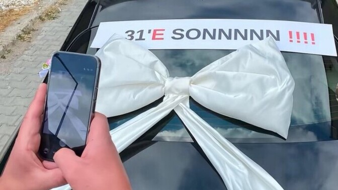 Evlendiğiniz gün arabanın arkasına ne yazmayı düşünüyorsunuz, komik mi romantik mi?