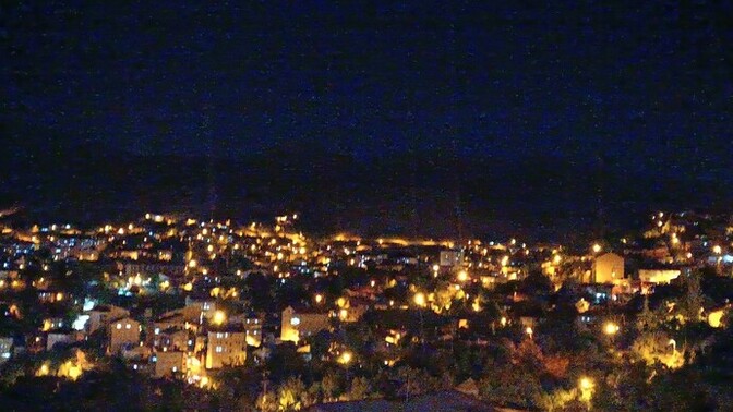 Geceleri balkonda şehir manzarası eşliğinde çay sigara yapmak mı?