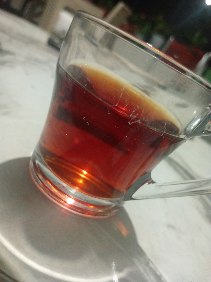 Gecenin sessizliğinde tek başına otururken elin hangi içeceğe gidiyor?