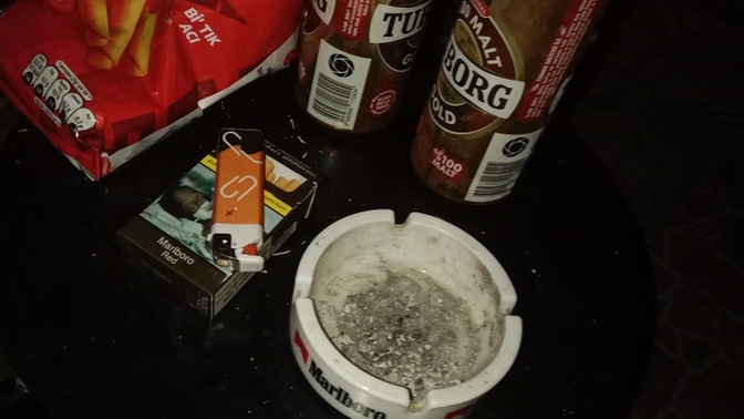 Gecenin sessizliğinde tek başına otururken elin hangi içeceğe gidiyor?