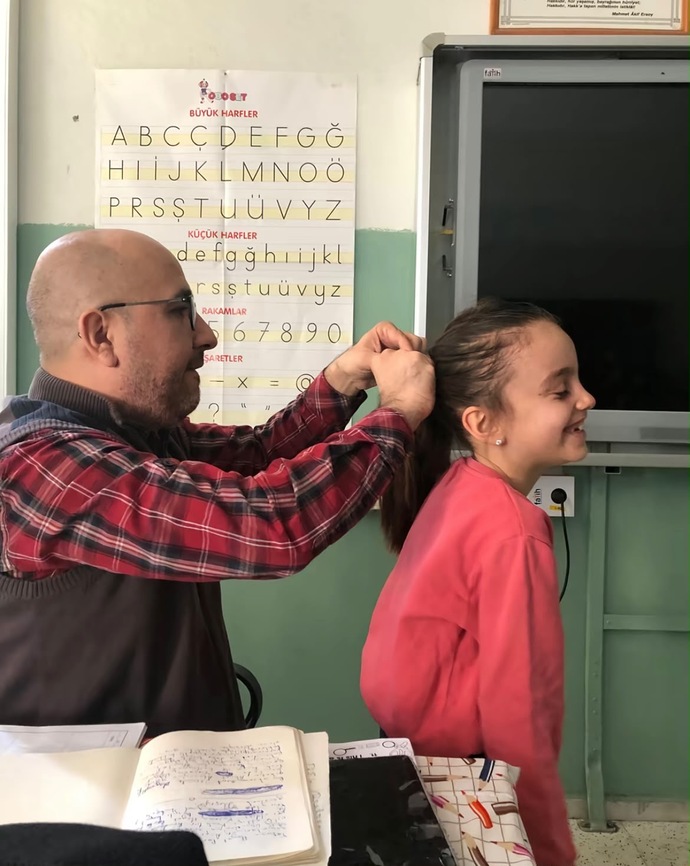 Okul hayatınız boyunca size kendinizi değerli hissettiren bir öğretmeniniz oldu mu?