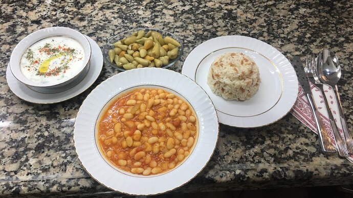 Pilavın yanına hangisi yakışır cacık mı, turşu mu?