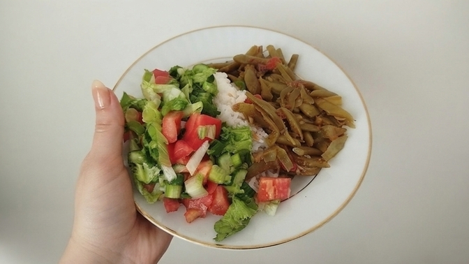 Taze fasulye pilav salata ve ayranlı bu ev yemeği menüsünü siz de sever misiniz?