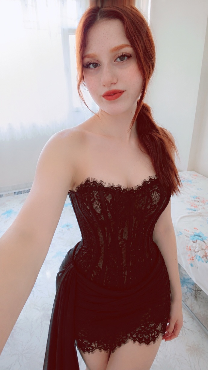 Bu elbise nişanda giyilir mi, nişan elbisesi için çok mu sade kalır?