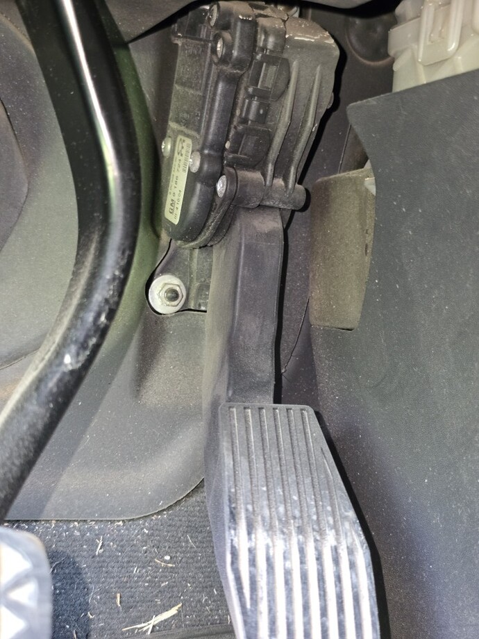 Araba da telli gaz pedalı mi elektronik gaz pedalı mi daha güzel sizce?