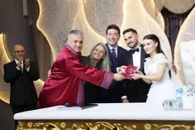 Sitede hayatımın aşkını bulursam kim nikah şahidim olmak ister?