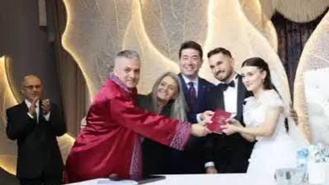 Sitede hayatımın aşkını bulursam kim nikah şahidim olmak ister?