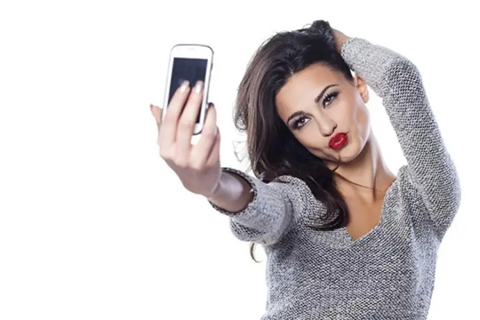 Aynı fotoğrafı Instagram’da hikaye sonra post, WhatsApp’ta durum yetmedi Facebookta hikaye Kısacası her yere döşer misin?
