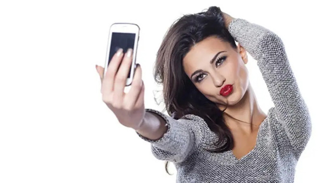 Aynı fotoğrafı Instagram’da hikaye sonra post, WhatsApp’ta durum yetmedi Facebookta hikaye Kısacası her yere döşer misin?