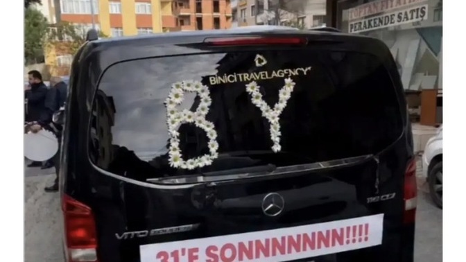 Kocanız gelin arabasının arkasına bunu yazsaydı ne tepki verirdiniz?