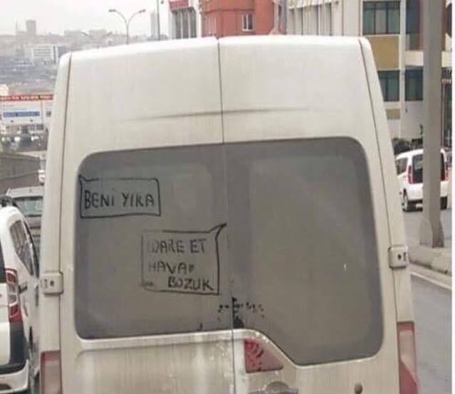 Masanın köşesine çarpan serçe parmak mı, yoksa sıcak çayla yanan dil mi olmak isterdin?