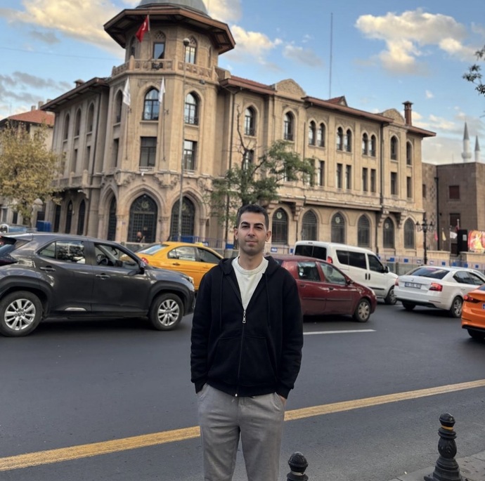 27 yaşında hiç sevgilisi olmamış erkek sizce çirkin ya da sorunlu biri midir?