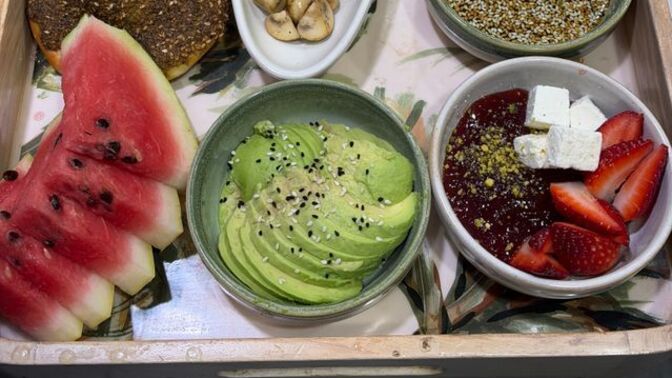 Yaz sıcaklarında sizce karpuz peynir salata mı daha iyi gider yoksa nohutlu bulgur pilavı mı?