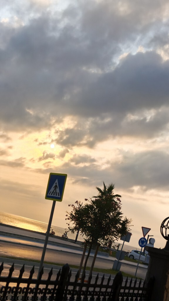 Uçsuz bucaksız maviye bakıp bütün yorgunluğunu unutan bir tek ben olamam, değil mi? Deniz sevgisini içinden bir türlü atamayanlar?