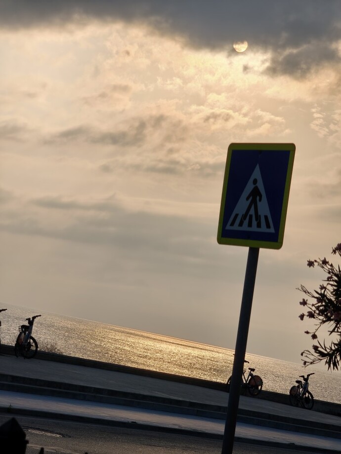 Uçsuz bucaksız maviye bakıp bütün yorgunluğunu unutan bir tek ben olamam, değil mi? Deniz sevgisini içinden bir türlü atamayanlar?