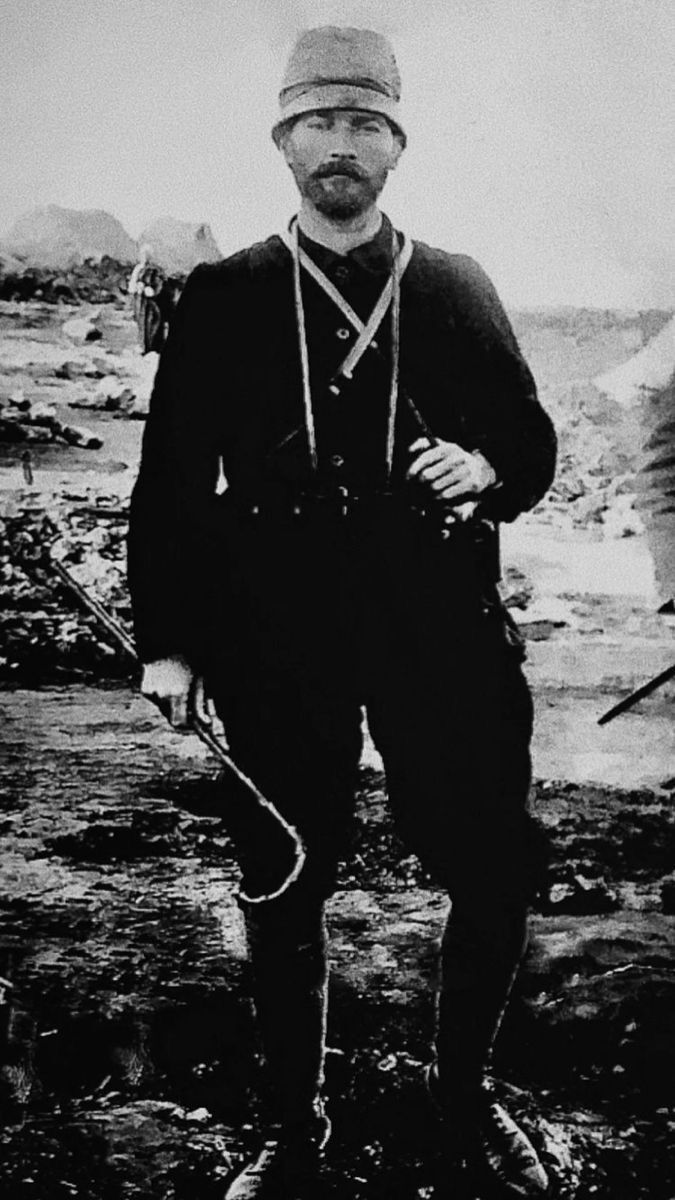 Atatürk sizce sadece karizmatik mi yoksa hem karizma hem yakışıklı mı?