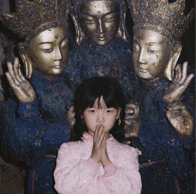 Budistlerin dua ederken yaptığı bu hareket sizce saygı mı, ibadet mi, meditasyon mu?